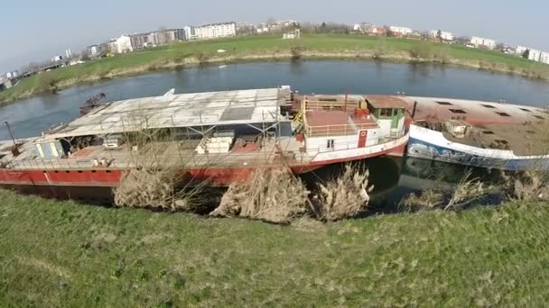 Barcos abandonados no rio Sava — Vídeo de Stock