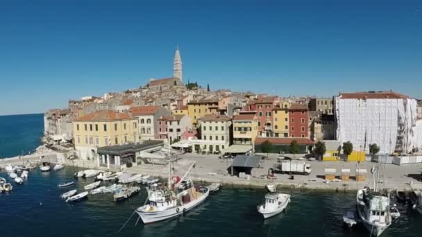 Stad en de zee rondom Rovinj — Stockvideo