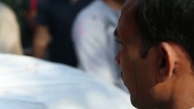 adam yüzünde renk çizgili