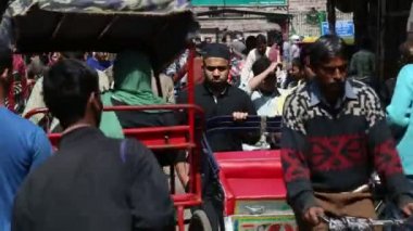 İnsanlar ve sokakta geçen aracı