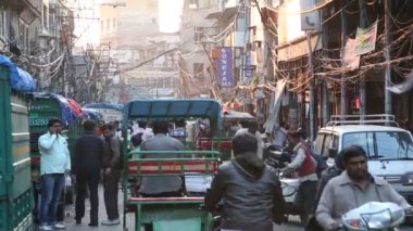 İnsanlar ve sokakta geçen aracı