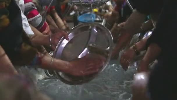 Menschen spülen gemeinsam Geschirr — Stockvideo