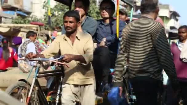 Homens descendo a rua em Delhi — Vídeo de Stock