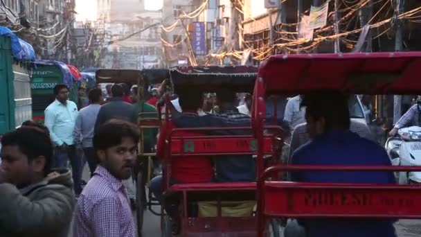 Véhicules passant dans la rue — Video