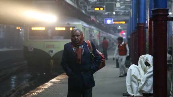 Uomo che cammina lungo la stazione — Video Stock