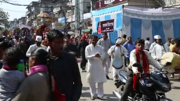 Banda tocando música en la calle — Vídeos de Stock