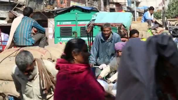 Les gens et les véhicules qui passent dans la rue — Video