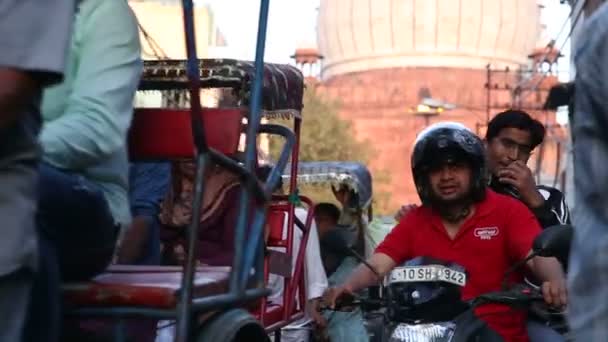 Vozidla, která prochází po ulici v Dillí — Stock video