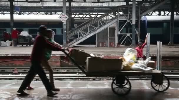 Pessoas que passam na plataforma do comboio — Vídeo de Stock