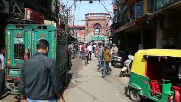 Ludzie przechodząc ulicą w Delhi. — Wideo stockowe