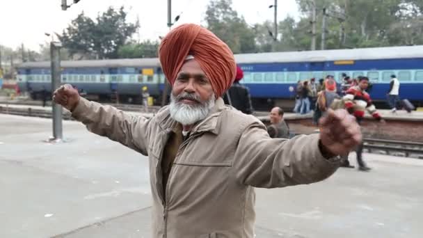 Muž, který držel ruce široce šíří — Stock video