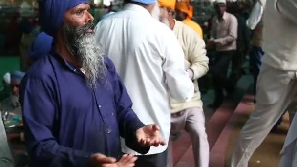 Män går ner tomma tallrikar — Stockvideo