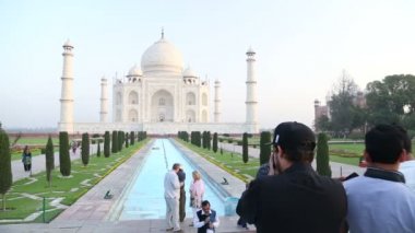 Taj Mahal yürüyen turist