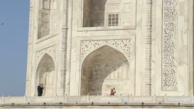 Tourists at Taj Mahal'