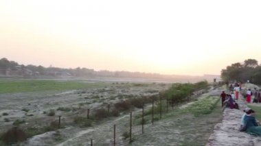 Ptaj Mahal AGRA insanlarla bir kenara.