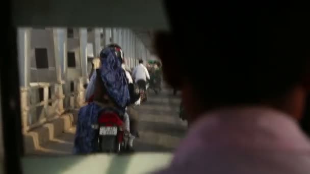Trafikerad väg i Agra — Stockvideo