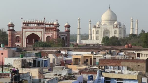 Blick auf die agra mit taj mahal — Stockvideo