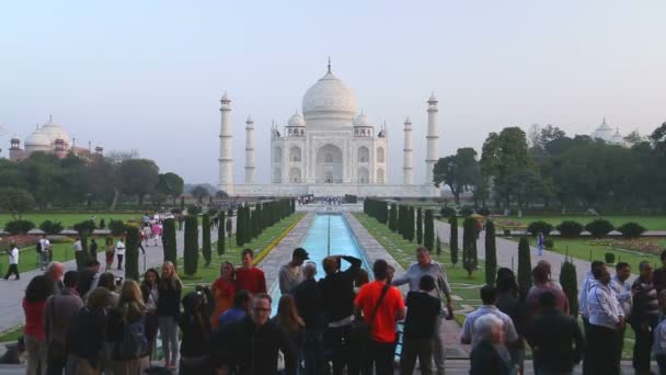 Taj Mahal avec des touristes marchant — Video