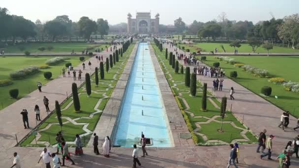 Taj Mahal trädgård med turister promenader. — Stockvideo