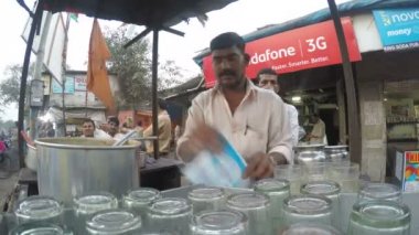 Satıcı Chai sokak stand hazırlanması.