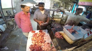 Tavuk eti ağırlığında adam