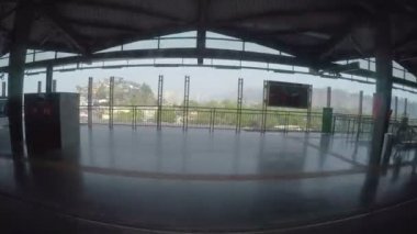 Tren istasyonu görünümü varış sırasında