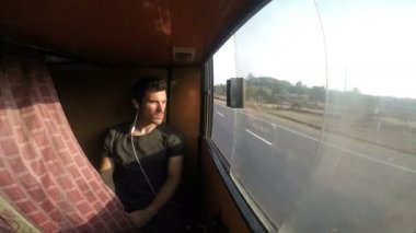 Tren camından izleyen adamım