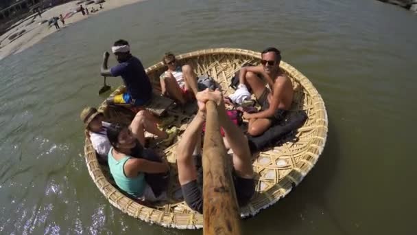 Tourists riding in round boat in India. — Stock Video