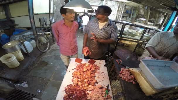 Άνθρωπος με βάρος κοτόπουλο κρέας στο εργαστήριο της αγοράς στη Βομβάη. — Αρχείο Βίντεο