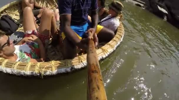 Туристы на лодке — стоковое видео