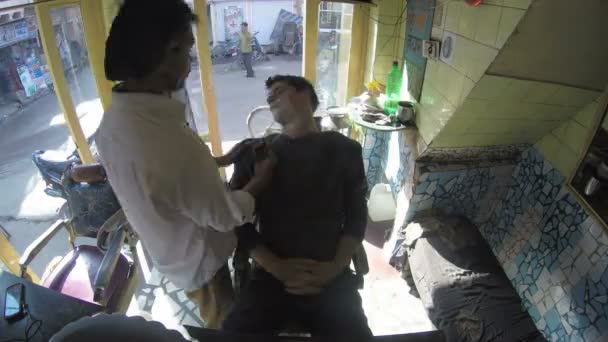 Man getting his beard shaved — Stock Video