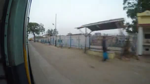 Поездка на поезде в Мумбаи — стоковое видео