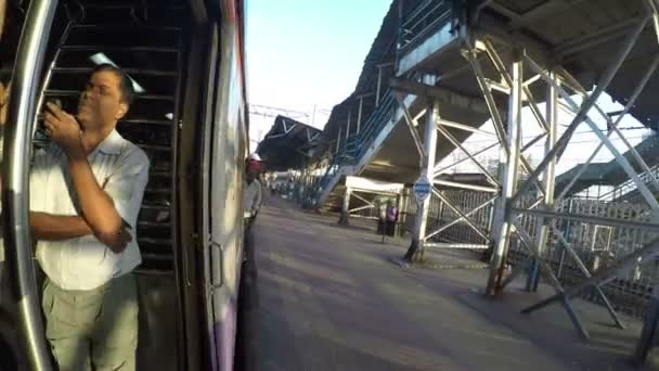 Vlak odjíždí z vlakového nádraží — Stock video
