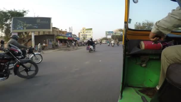 View on vehicles driving down the road from inside of rickshaw during a ride. — Stock Video