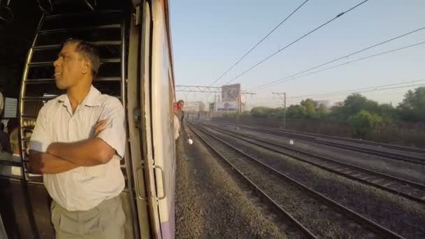 Homme debout près de la porte ouverte du train — Video