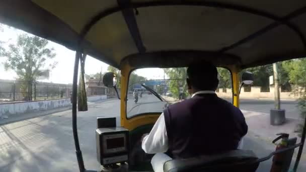 Blick auf die Straße in Mumbai aus dem Inneren einer Rikscha während einer Fahrt. — Stockvideo
