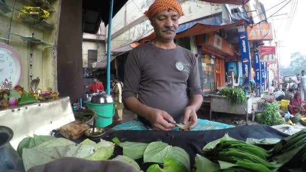 Vendedor preparando postre local — Vídeos de Stock