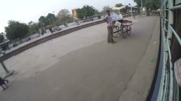 Tren con salida desde la estación — Vídeo de stock