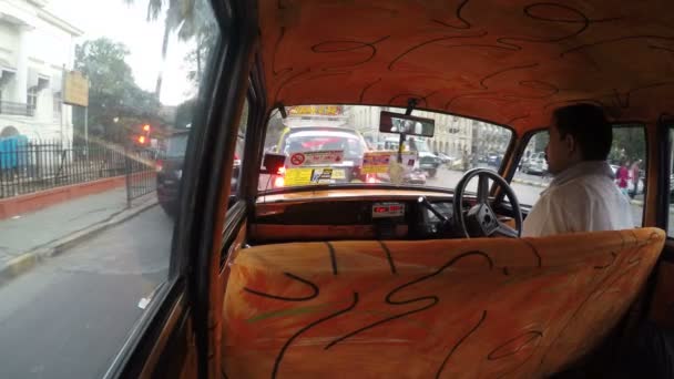 Muž jízdy taxi v Bombaji. — Stock video