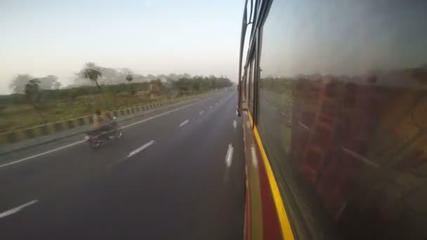 Vue sur la route avec des véhicules passant — Video