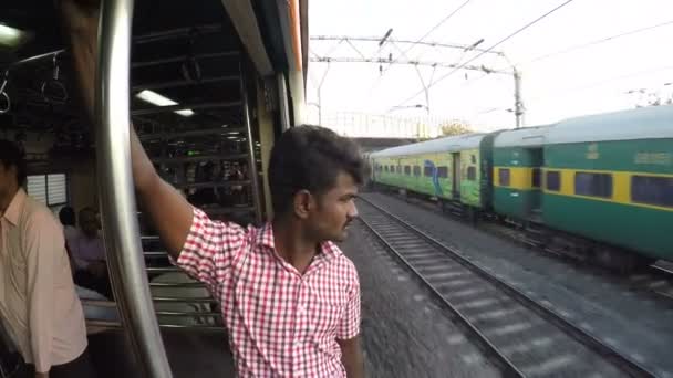 Людина стоячи двері відкриті поїзд і спостерігаючи інші поїзд проходить під час їзди. — стокове відео