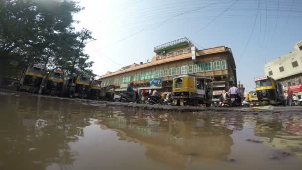 Raffic na ulici v Bombaji — Stock video