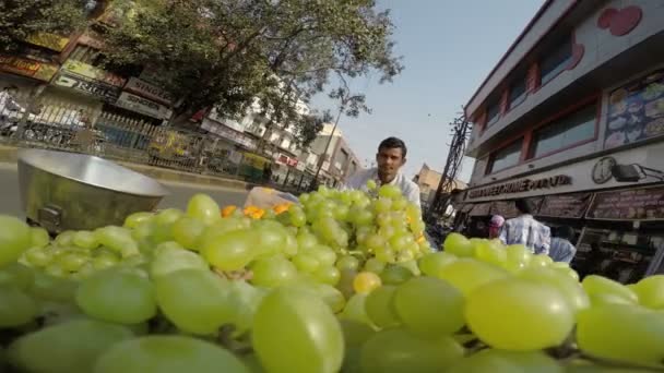 Человек, перевозящий груду винограда — стоковое видео
