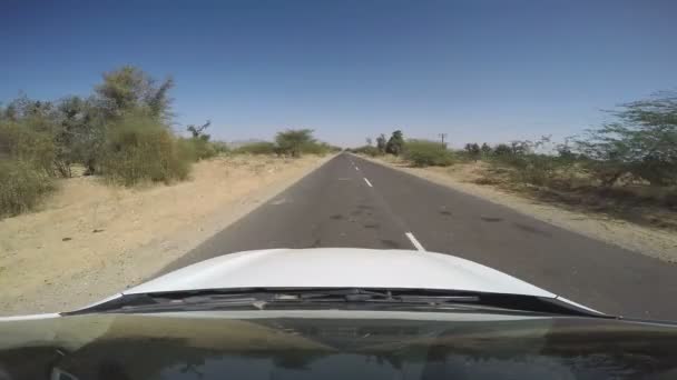 Carretera desde la parte superior de un coche — Vídeos de Stock