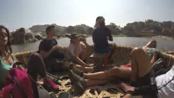 Turistas andando de barco — Vídeo de Stock