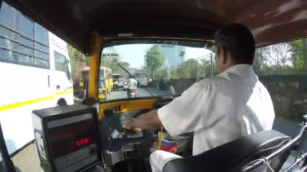 Paseo en asiento trasero en rickshaw . — Vídeo de stock