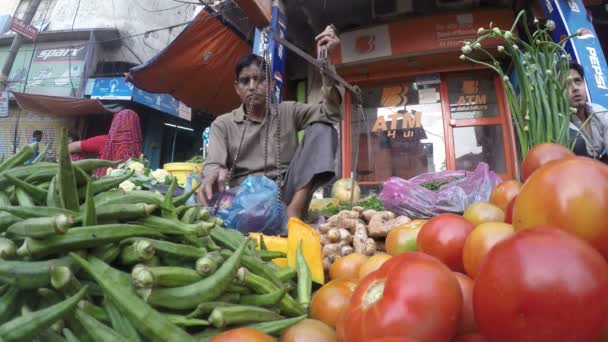 Постачальника вагою овочі — стокове відео