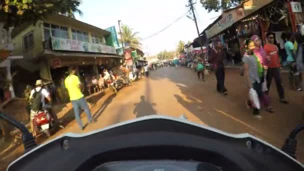 Вид на дорогу во время езды на мотоцикле — стоковое видео