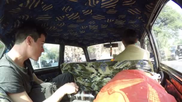 Молодой европейский мужчина за рулем такси — стоковое видео