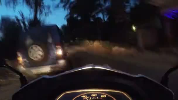 Вид на дорогу во время мотоцикла — стоковое видео